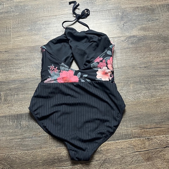 Time & Tru Floral Swim Suit One Piece ((size Medium)) - Picture 2 of 5